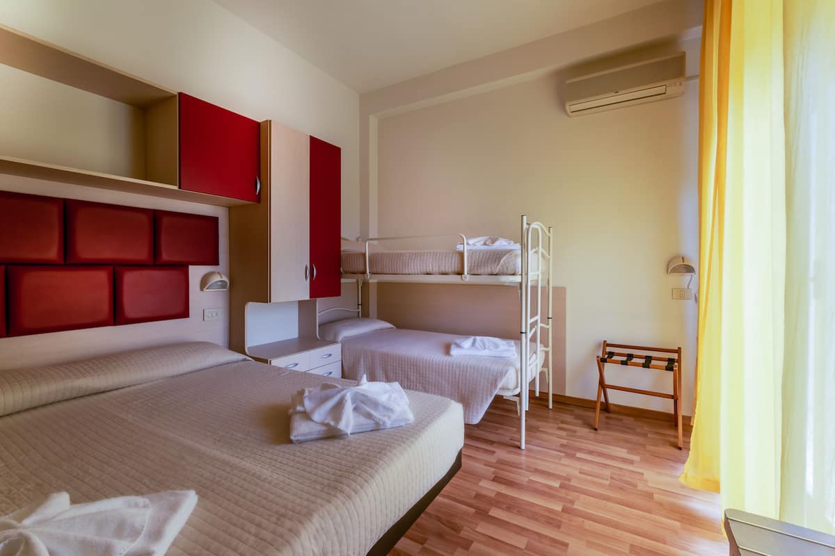 Quadruple Room | In-room safe, WiFi (free), bed sheets