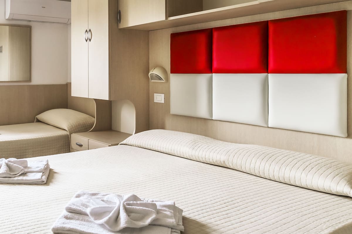 Driepersoonskamer | Een kluis op de kamer, gratis wifi, beddengoed