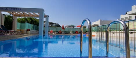 Piscine extérieure en saison, accÚs possible de 9 h à 21 h, parasols