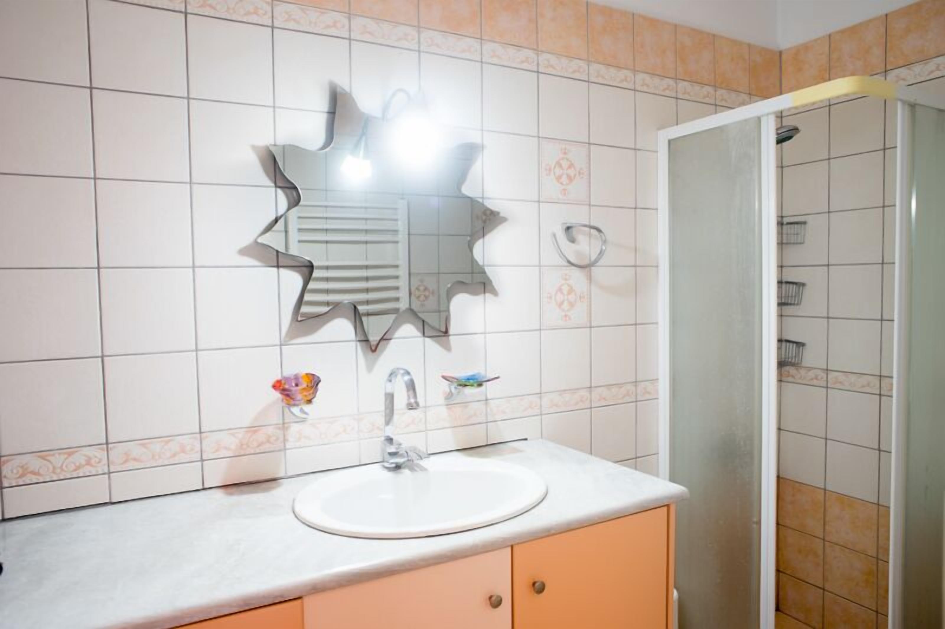 deluxe apartment, 2 bedrooms | bathroom | shower, hair dryer, towels