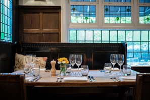 Breakfast area - Fox and Grapes (London)