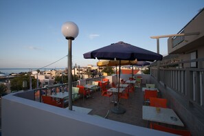 供应早餐、午餐和晚餐，希腊菜，海滩景观