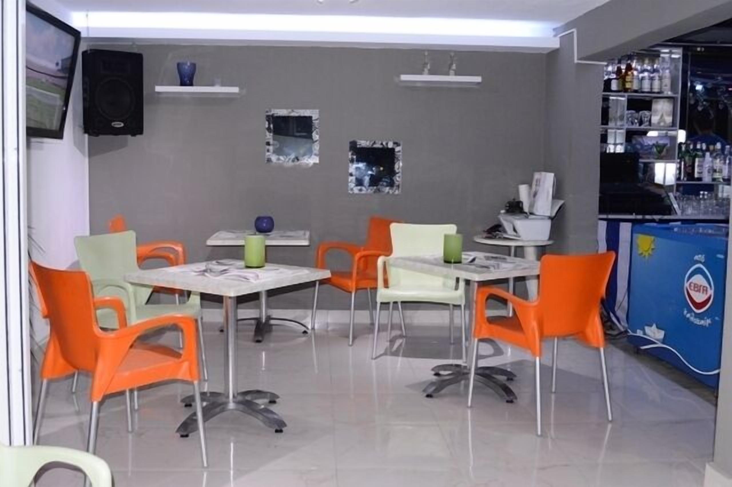 供应早餐、午餐和晚餐，希腊菜，海滩景观