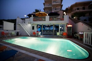 Sesongbasert utendørsbasseng, bassengparasoller og solsenger