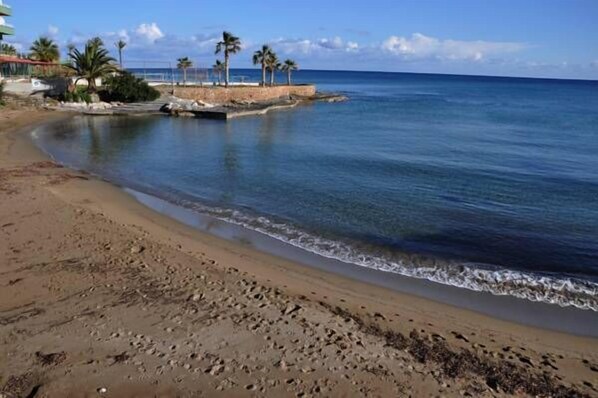 靠近海滩、小屋（收费）、沙滩椅、海滩遮阳伞