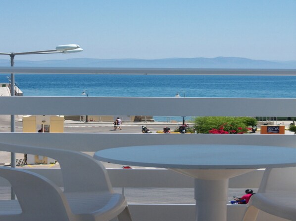 Blackout drapes, soundproofing, free WiFi, bed sheets