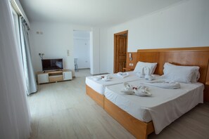 Suite, uitzicht op zee | Verduisterende gordijnen, geluiddichte muren, gratis wifi, beddengoed