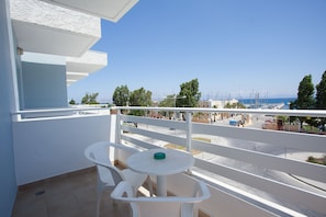 Habitación con 2 camas individuales, vista parcial al mar | Balcón