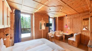 Kleines Studio mit Balkon | Caja fuerte, decoración individual, mobiliario individual y escritorio