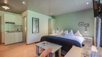 Habitación cuádruple | 1 dormitorio, caja fuerte, decoración individual y mobiliario individual