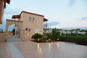 Courtyard - Maria's Filoxenia Suites (Nafplio)