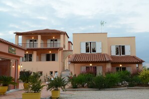 Front of property - Maria's Filoxenia Suites (Nafplio)
