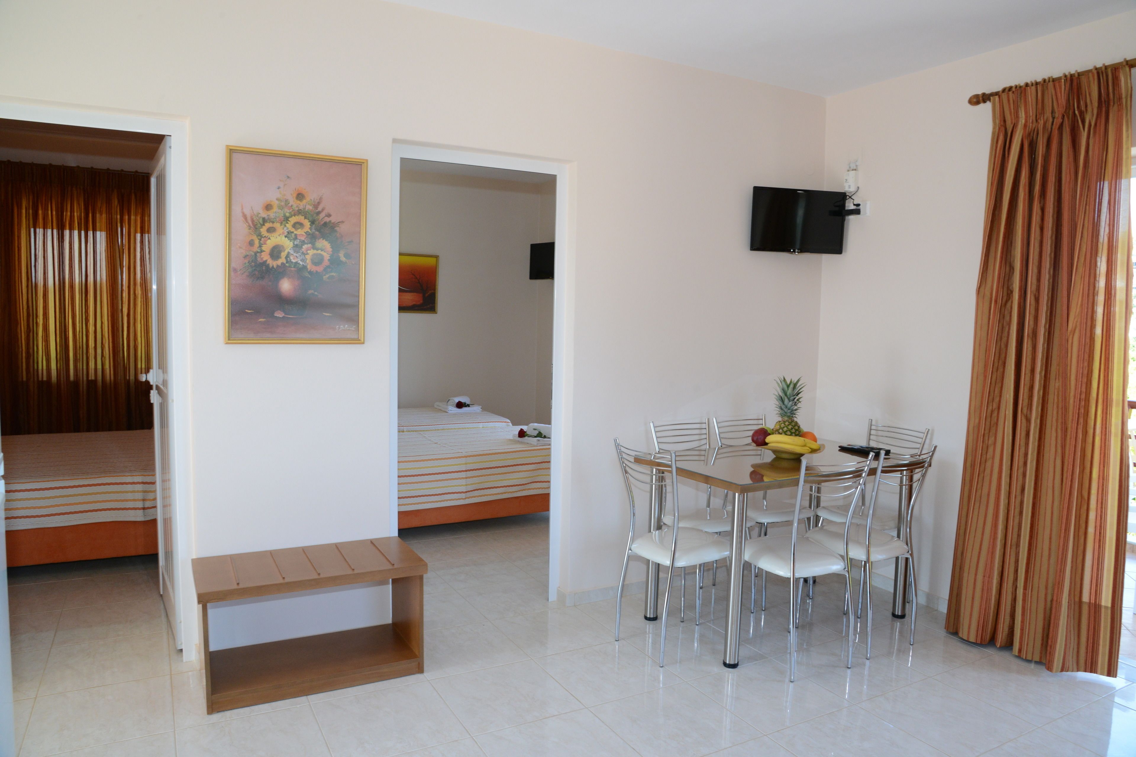 Family Apartment, 2 Bedrooms | In-room dining
