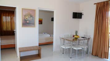 Family Apartment, 2 Bedrooms | In-room dining