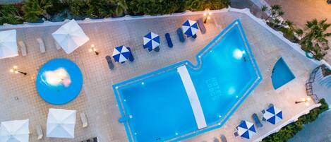 Kolam renang outdoor musiman, dengan payung kolam renang