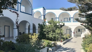 Un edifici amb diverses arcades i un camí central.