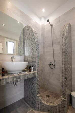Shower, free toiletries, hair dryer, slippers - Hotel Lodos (Santorini)