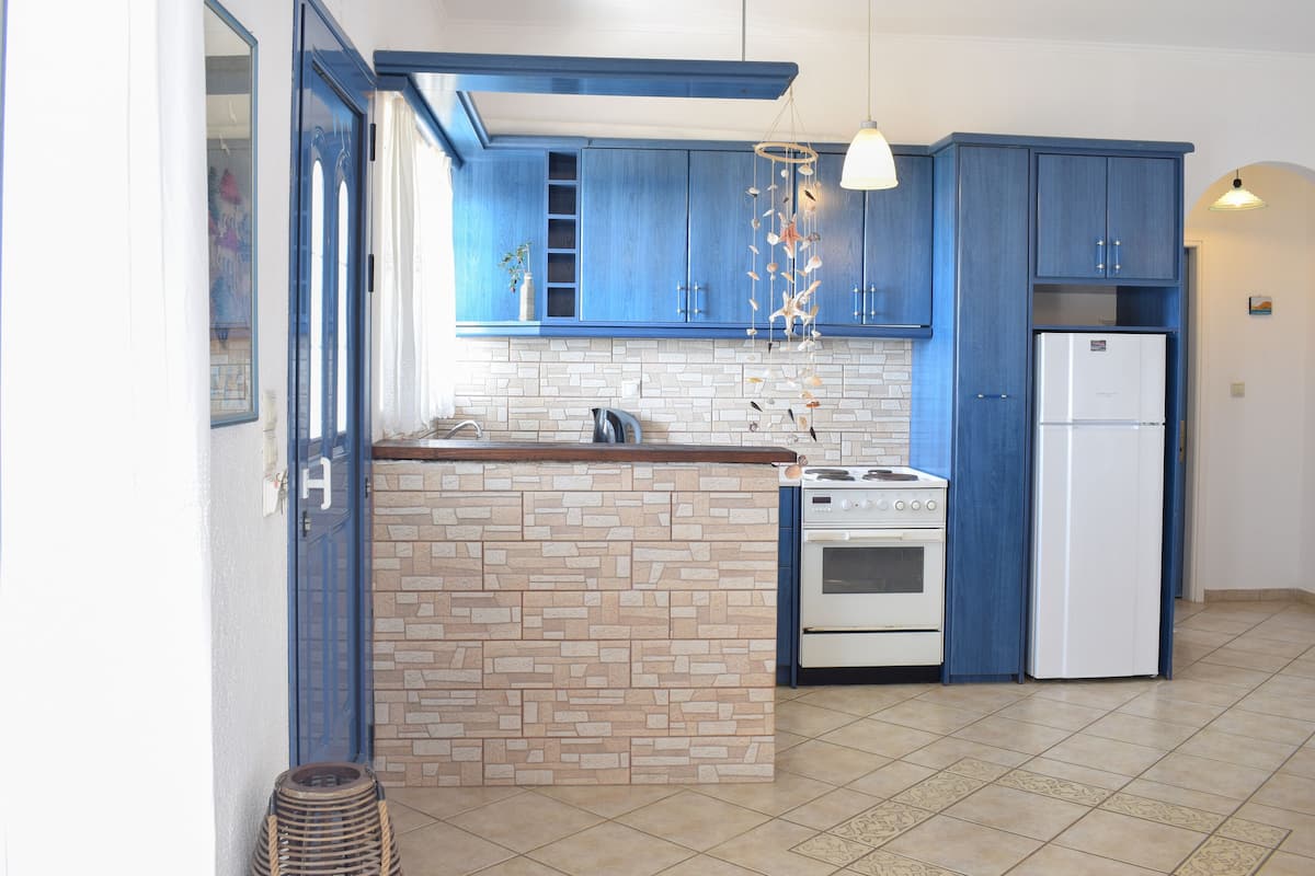 apartment, 1 bedroom | private kitchen | microwave, coffee/tea maker, electric kettle, cookware/dishes/utensils