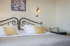 Classic Room | In-room safe, blackout drapes, soundproofing, iron/ironing board - Dianas Studios (Kefalonia)