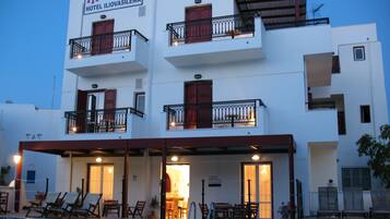 Façade de lâhĂ©bergement - soirĂ©e/nuit