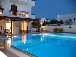 Outdoor pool, pool loungers - Iliovasilema (Naxos)