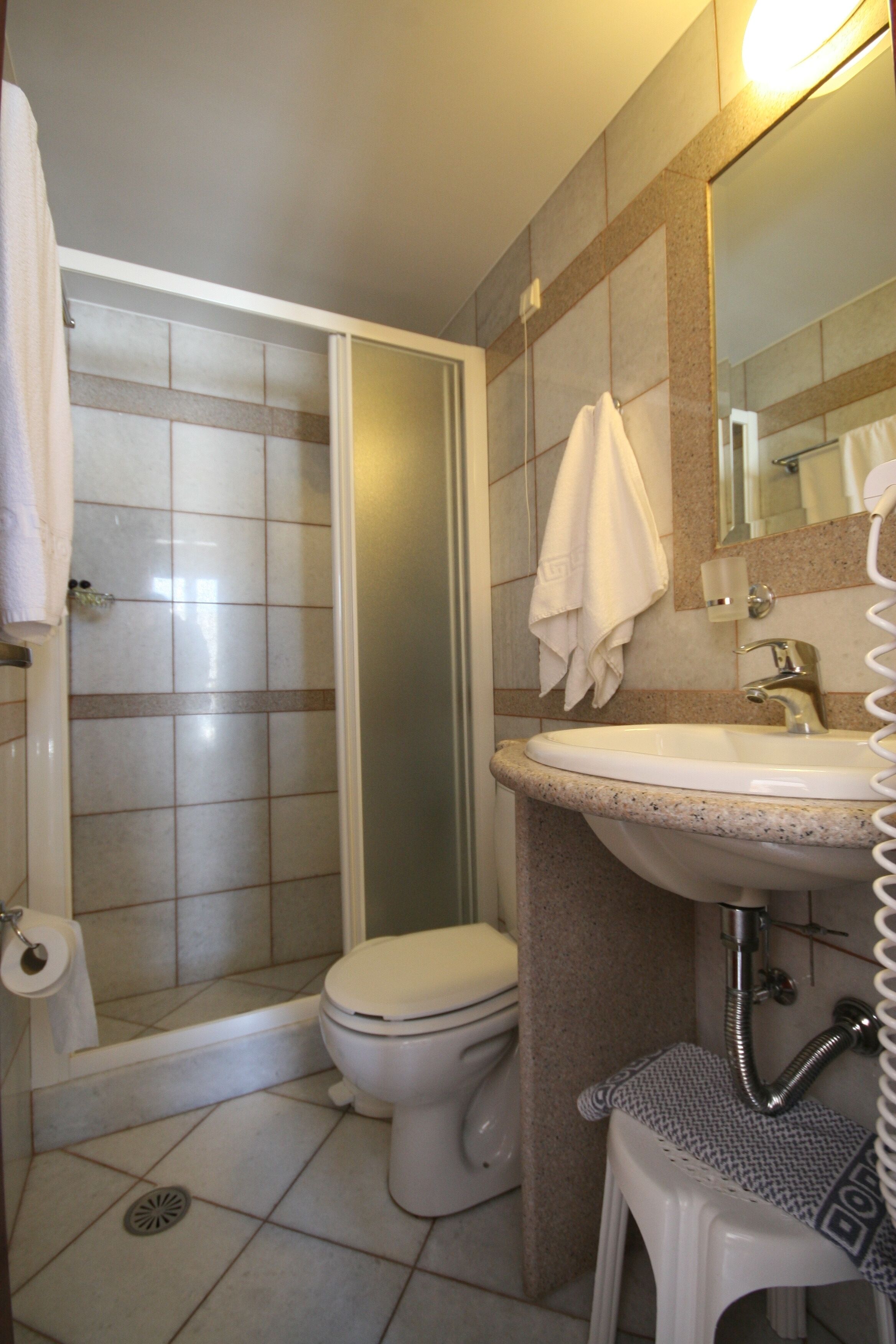 standard suite | bathroom | shower, free toiletries, hair dryer, towels