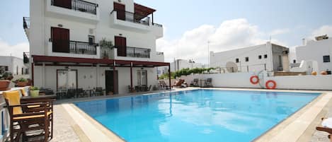 Piscine extérieure, chaises longues