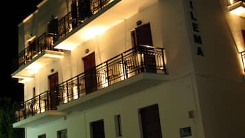 Fassade der Unterkunft â Abend/Nacht