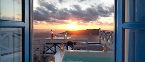 Apartment with Outdoor Jetted Tube Caldera View | Jetted bathtub