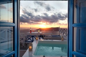 Apartment with Outdoor Jetted Tube Caldera View | Jetted tub