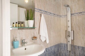 Dusche, Hydromassagedusche, umweltfreundliche Kosmetikartikel