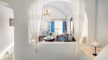 Ropa de cama de alta calidad y caja de seguridad en la habitación