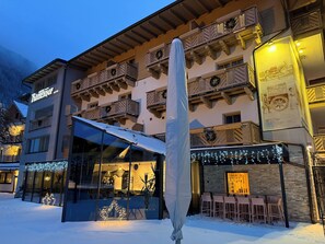 Fachada de la propiedad por la tarde o noche