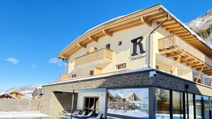 Indoor pool, outdoor pool, open 10:00 AM to 10 PM, pool umbrellas - Hotel Römerhof (Fusch an der Grossglocknerstrasse)