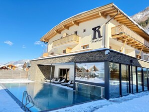 Innendørsbasseng,utendørsbasseng, bassengparasoller og solsenger