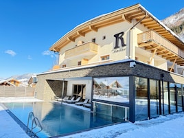 Piscina interna, piscina externa, funciona das 10h às 22h, guarda-sóis