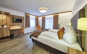 Värdeförvaringsskåp på rummet, skrivbord och mörkläggningsgardiner