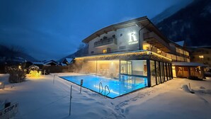 Indoor pool, outdoor pool, open 10:00 AM to 10 PM, pool umbrellas - Hotel Römerhof (Fusch an der Grossglocknerstrasse)