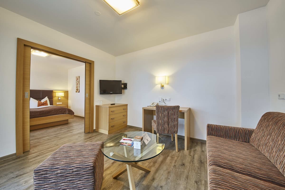 Suite, 2 Bedrooms, Balcony, Annex Building (35m²) | 1 bedroom, in-room safe, desk, blackout drapes