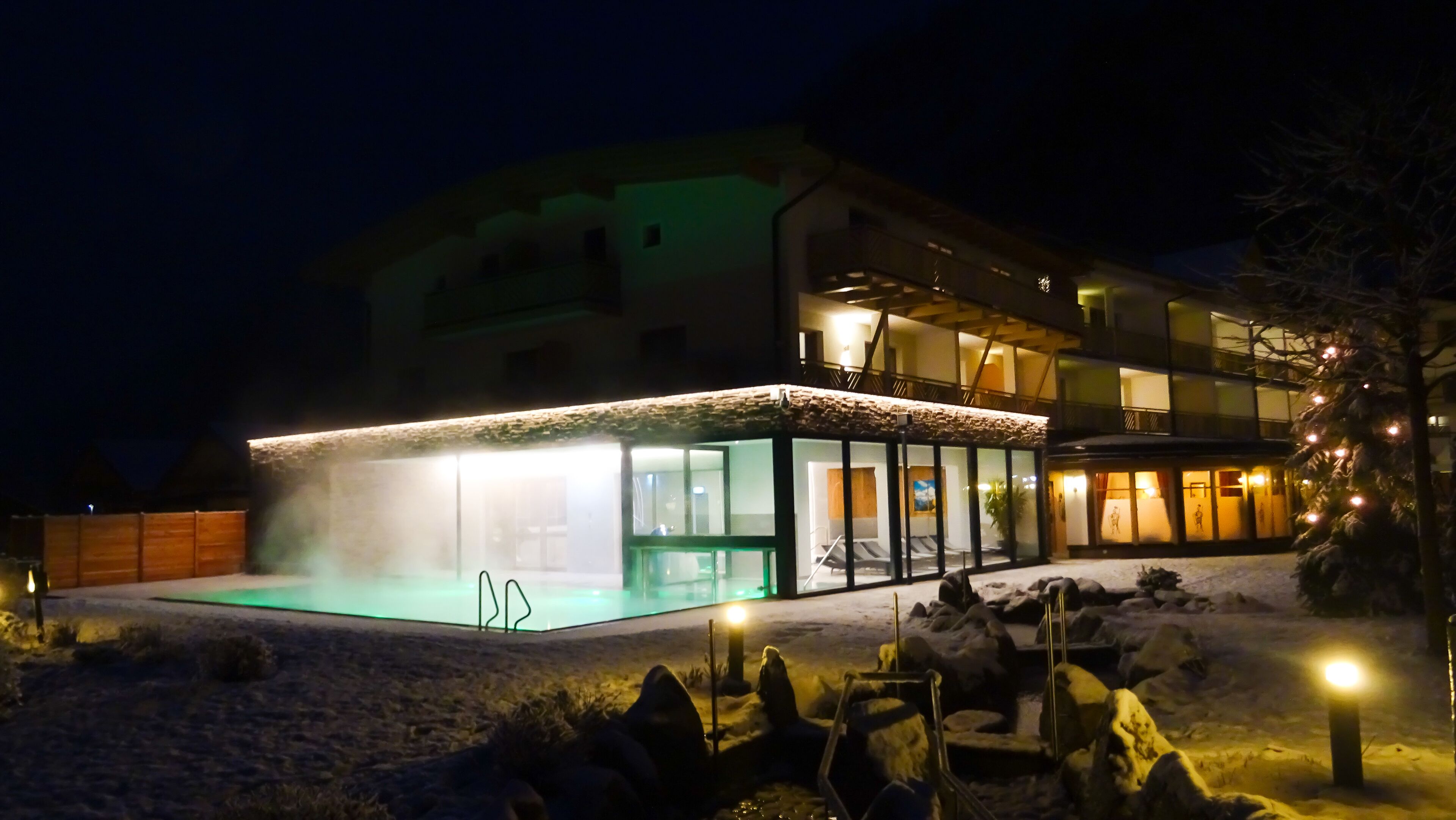 Innenpool, Außenpool, Sonnenschirme, Liegestühle