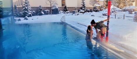 Piscine intérieure, piscine extérieure, 10 h à  22 h, parasols