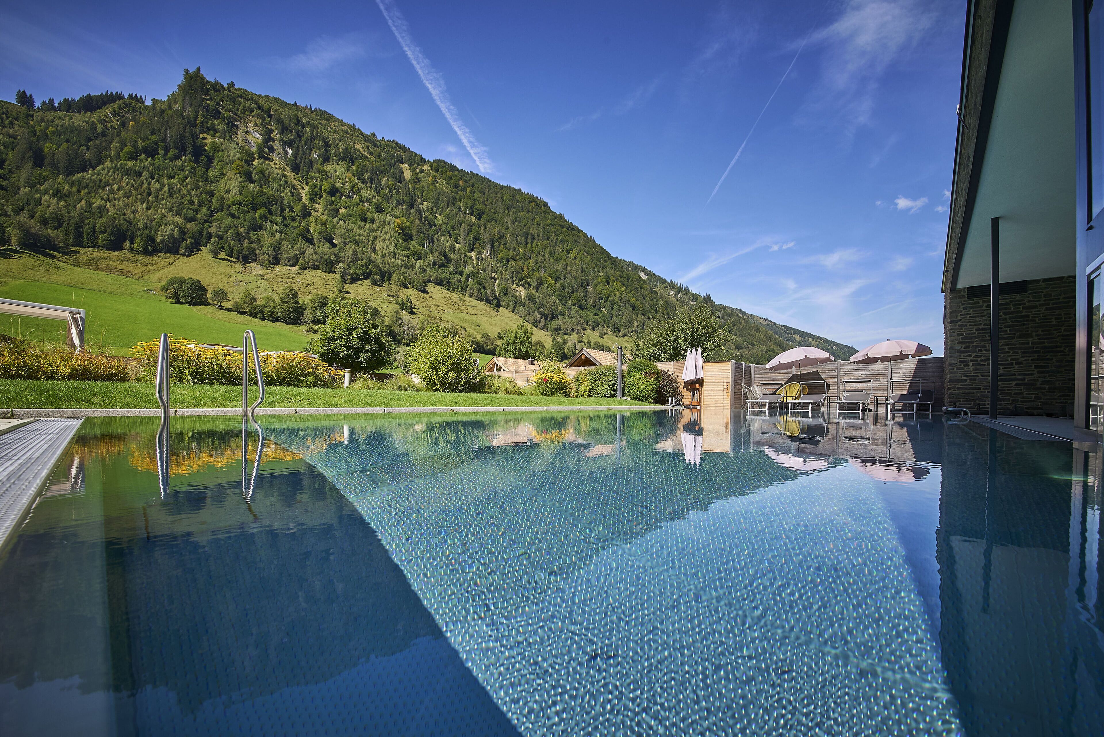 Inomhuspool, utomhuspool, parasoller och solstolar