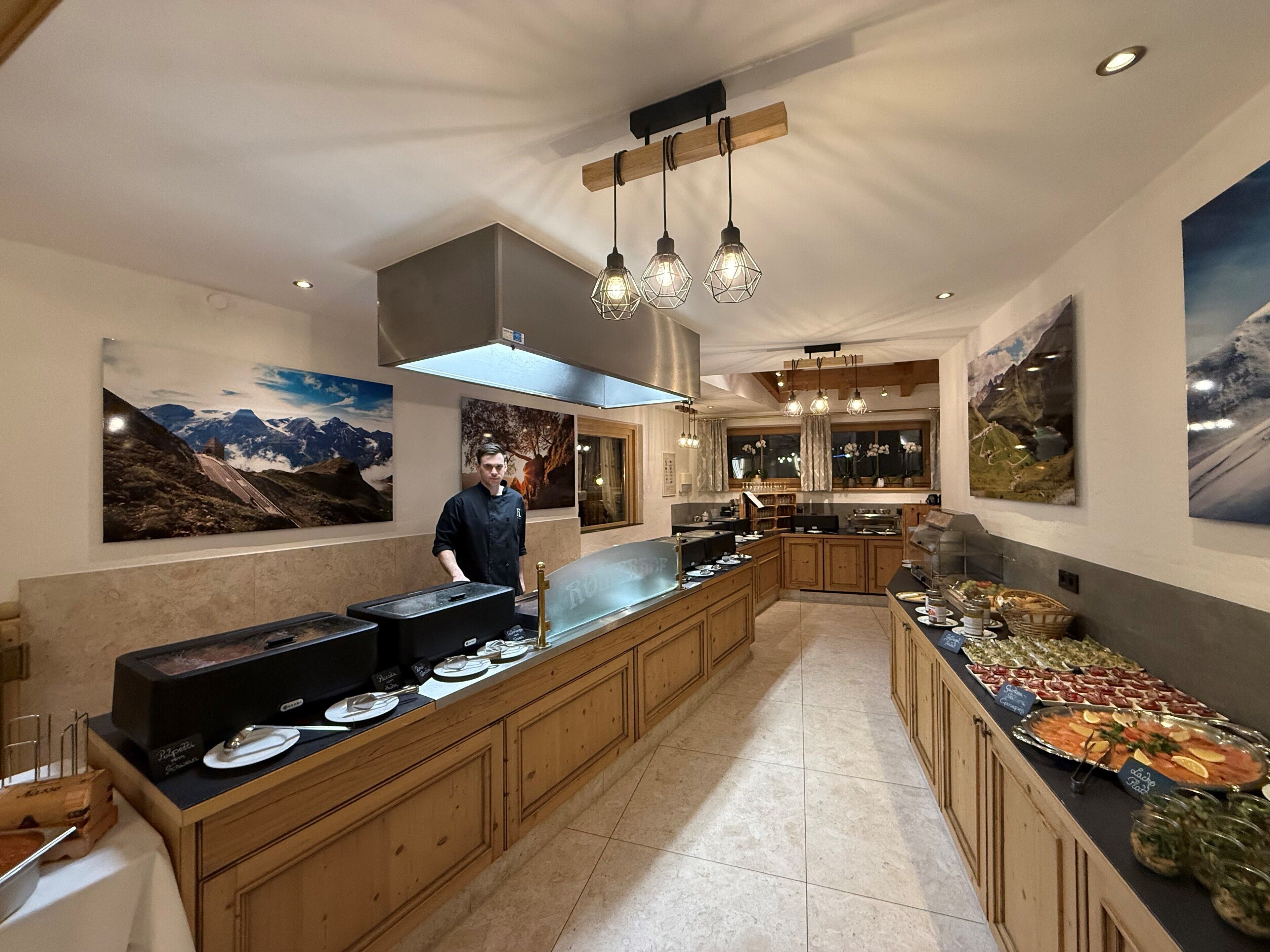 Een moderne keuken met houten kastjes, een centraal eiland en een buffetopstelling.