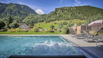 Piscine couverte, piscine extérieure, parasols de plage, chaises longues
