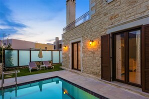 Seasonal outdoor pool, pool umbrellas, sun loungers - Villa Sokaki (Rethymno)