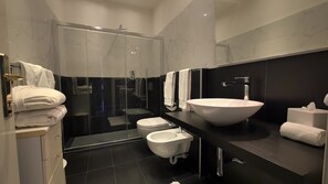 Double Room, Lake View | Bathroom | Combined shower/bathtub, rainfall showerhead, free toiletries - Hotel Due Palme (Mergozzo)