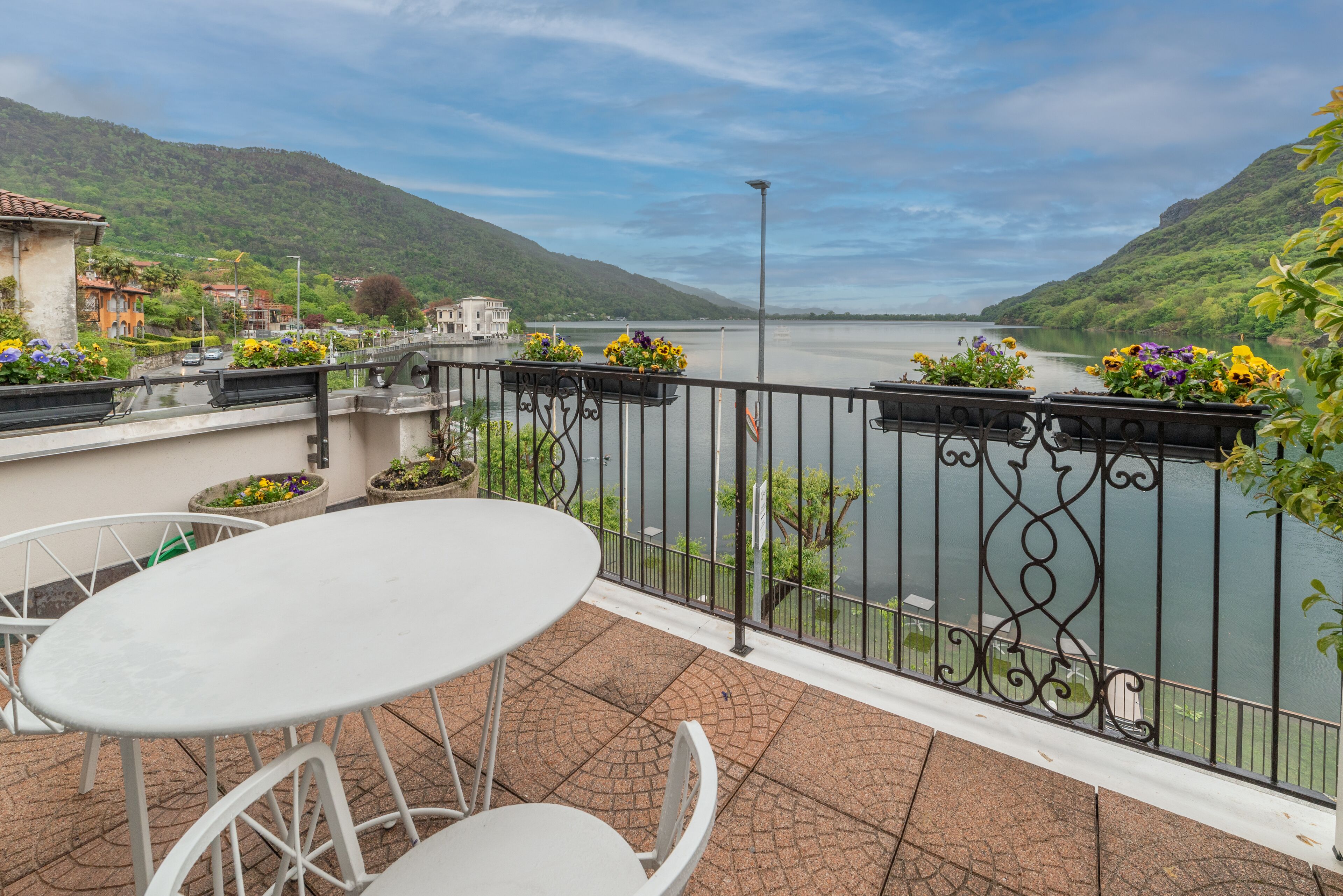 Camera Deluxe con letto matrimoniale o 2 letti singoli, 1 letto king, vista lago | Copriletto in piuma, minibar, una cassaforte in camera, una scrivania