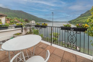 Dobbelt- eller tomannsrom – deluxe, 1 kingsize-seng, utsikt mot innsjø | Dundyner, minibar, safe på rommet og skrivebord