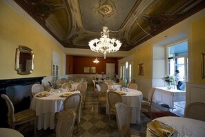 Frokost, lunsj og middag serveres, uteservering