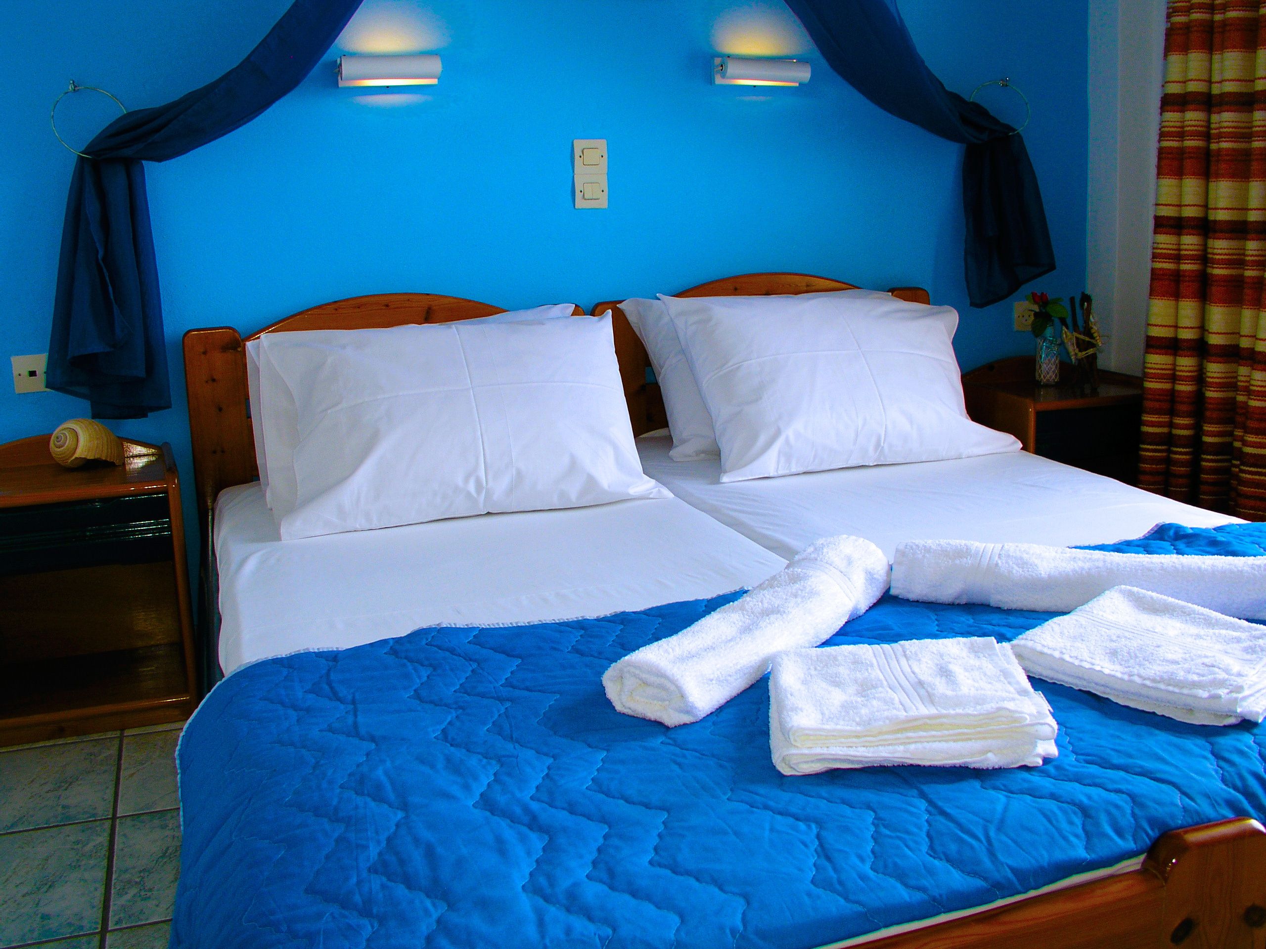 standard room, sea view | in-room safe, bed sheets